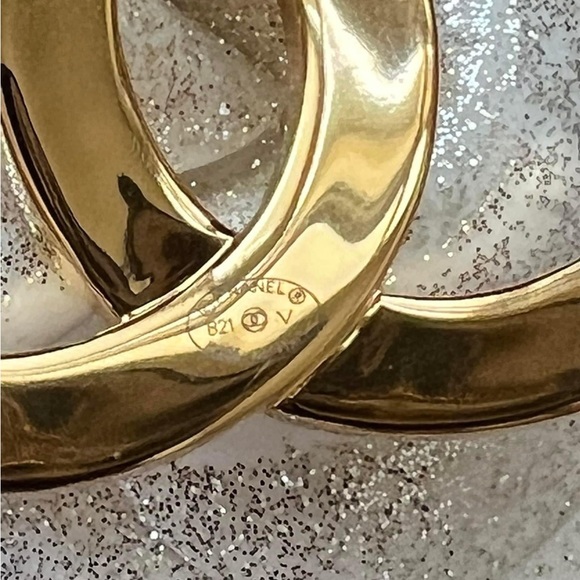 CHANEL 20A Golden Brooch - Picture 4 of 4